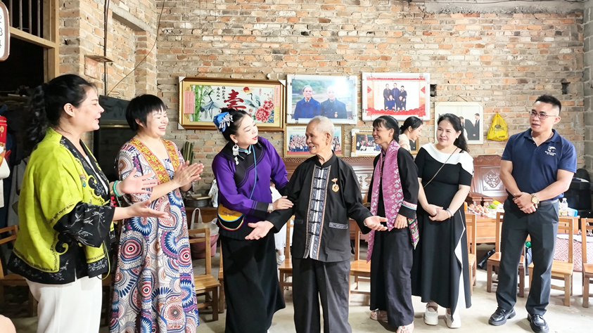 与爱心妈妈合影