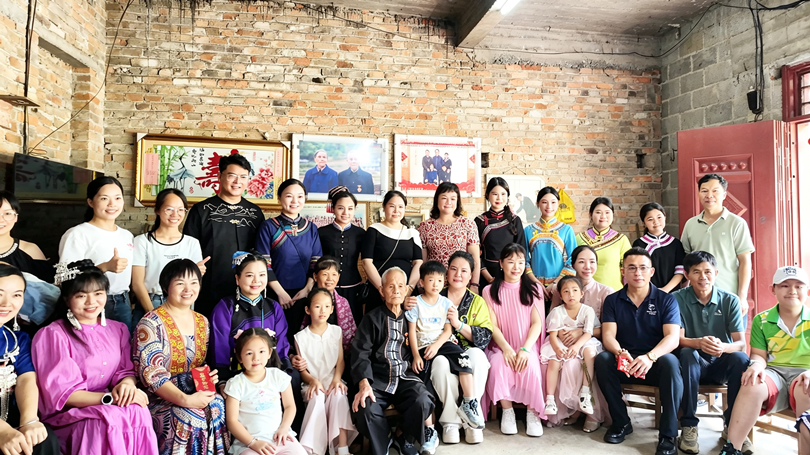 与爱心妈妈亲切交流
